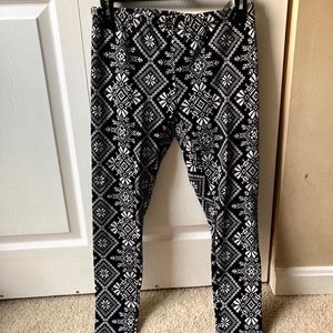 Time and Tru patterned leggings
